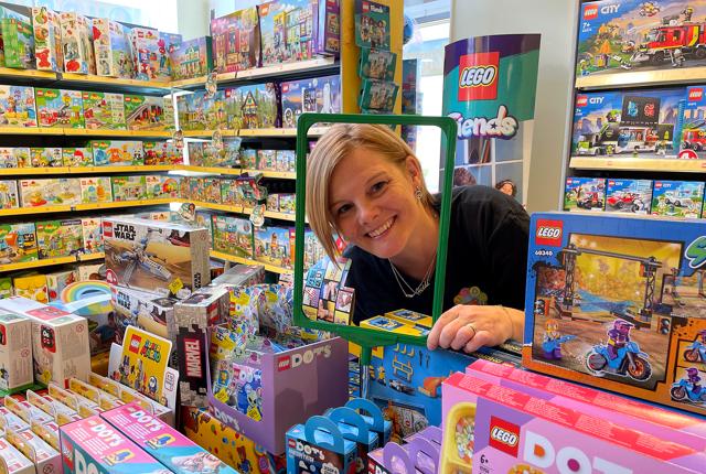Heidi Mikkelsen elsker sit job hos legetøjsbutikken Buddy i Aars.
