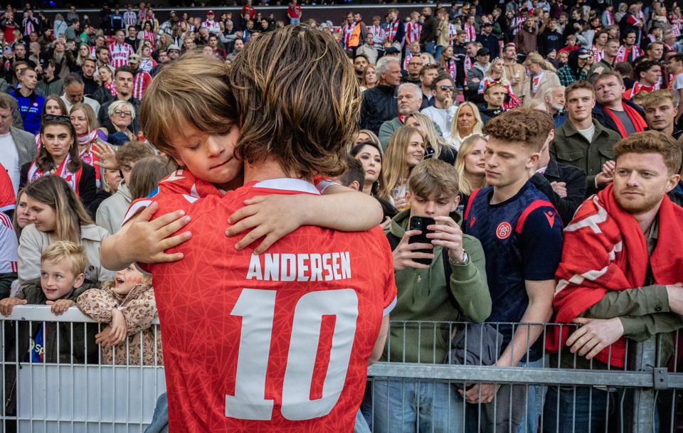 Lucas Andersen i selskab med sønnen Carl efter finalenederlaget. <i>Foto: Martin Damgård</i>
