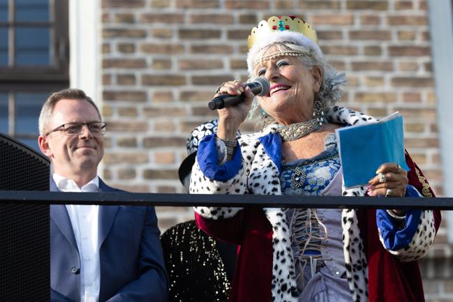 Judith Rothenborg kendt fra "Mormor på mandejagt" blev årets kanevalsdronning til den internationale parade fredag aften.
Aalborg 19. maj 2023.