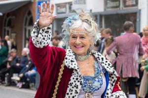 Mormor på mandejagt skal med til karnevalet - som dronning