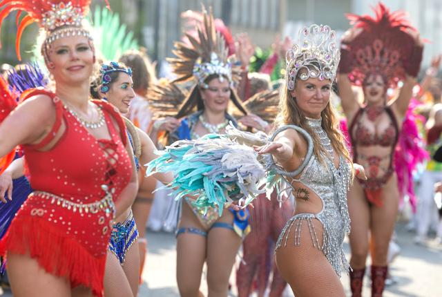 Årets karneval blev skudt i gang med den internationale parade, hvor tilskuerne kunne se dygtige karnevalsgrupper, der gik optog gennem byen.