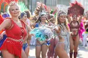 Aalborg Karneval skudt i gang med sambarytmer og vilde kostumer
