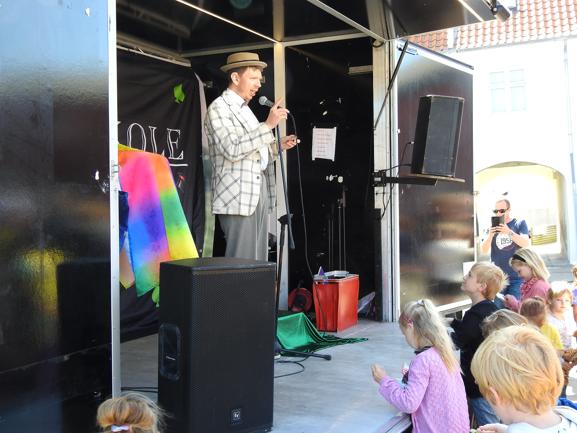 Henrik Rud fra Gang i Danmark, havde scene og folk med til at undervise børn i tryllerier.