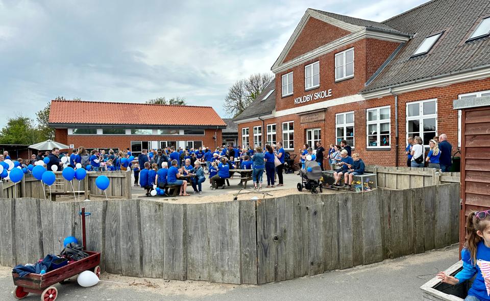 Koldby i aktion for byens skole, der er en af fem skoler og skoleafdelinger, som står til lukning ifølge kommunens skolestrukturplan. <i>Arkivfoto: Carsten Hougaard</i>