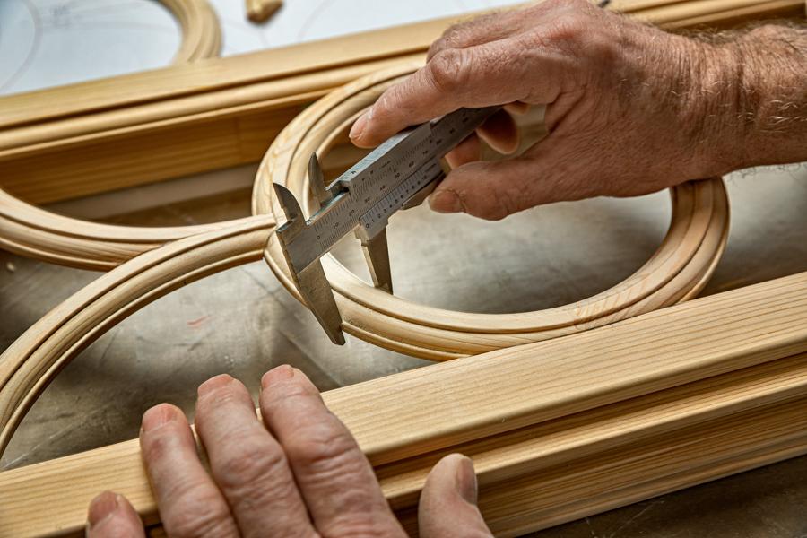  – Håndværket kræver fingersnilde, præcision og faglig viden, fortæller Svend Odgaard om arbejdet i Outrups specialproduktion. 