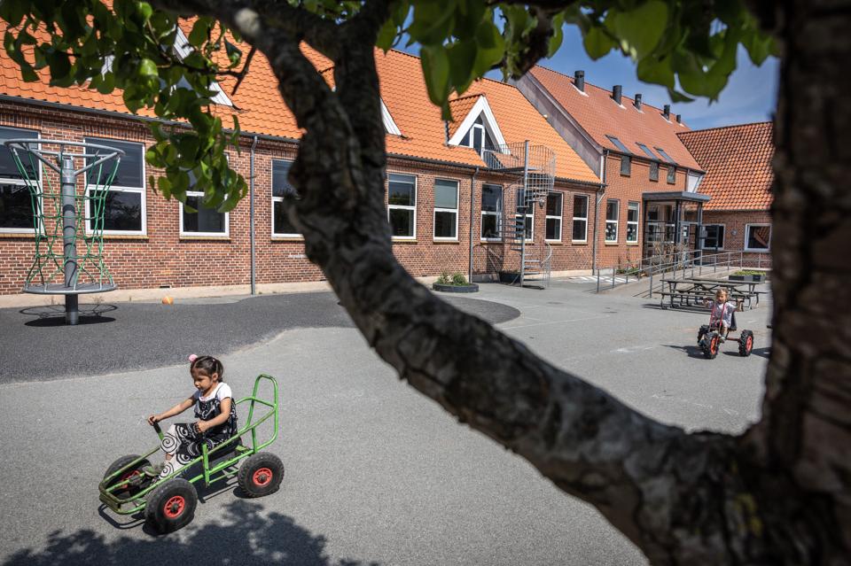 Forslaget om at lukke otte landsbyskoler i Aalborg Kommune får ikke en varm modtagelse i byrådet. <i>Arkivfoto: Martin Damgård</i>
