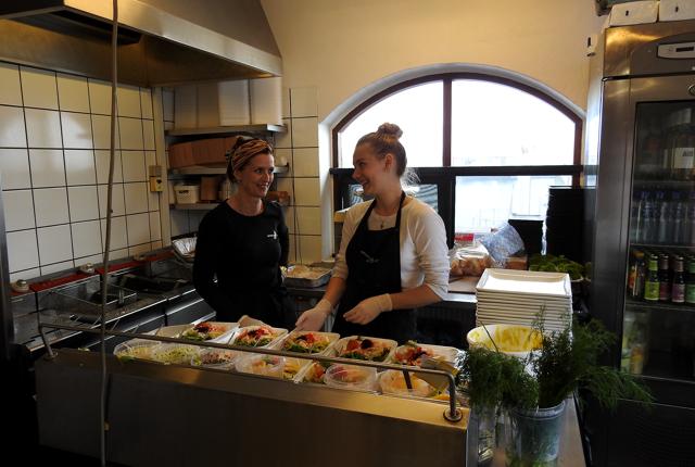 Der er fuld gang i køkkenet hele tiden, og Louise Nielsen til venstre, deltager i det hele.