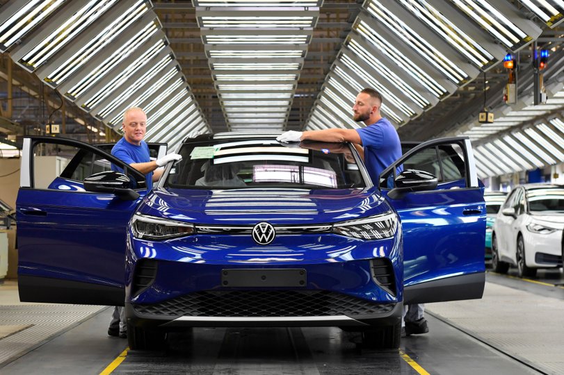 Om fire år vil listeprisen på VW's populære ID.4 blive 489.992 kroner, viser beregninger fra FDM. <i>Matthias Rietschel/Reuters/Ritzau Scanpix</i>