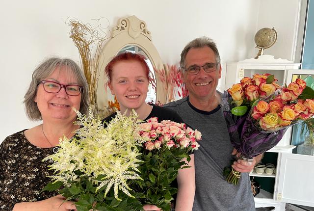 Trekløver fra ChaNoLa med favnen fuld af blomster, som der solgt mange af på Mors Dag. Fra venstre: Charlotte Norre Larsen, Kira Skytte-Jørgensen og Leo Nysom.