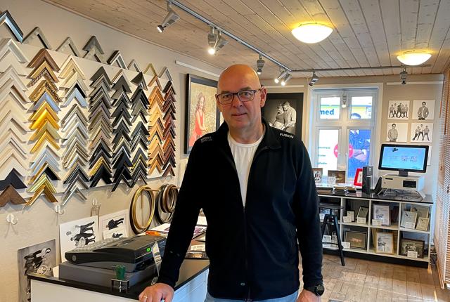 Fotograf Søren Friis i sin hyggelige butik og studie på Himmerlandsgade 43 i Aars.