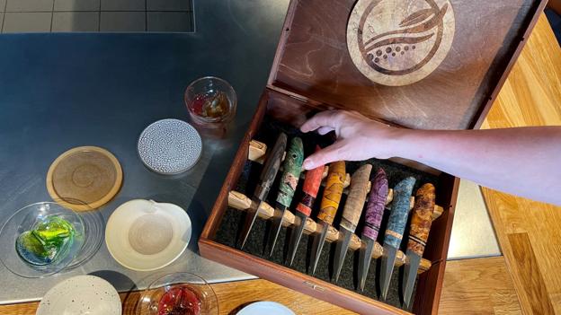 Specialformet keramik, mundblæst glas og speciallavede knive - intet er tilfældigt i Foodlab. <i>Foto: Line Ettinger Julsgaard</i>