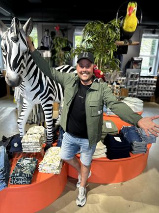 Mads Thorhauge Jensen har valgt at kalde zebraen for Søren, og den står lige ved indgangen, klar til at tage imod kunderne.