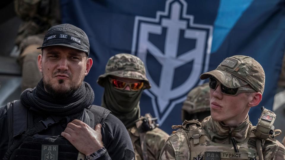 Russiske Denis Kapustin, der beskriver sig selv som leder af militsgruppen Ruslands Frivillige Korps, har onsdag givet interview til flere journalister tæt ved grænsen til Rusland. <i>Viacheslav Ratynskyi/Reuters</i>