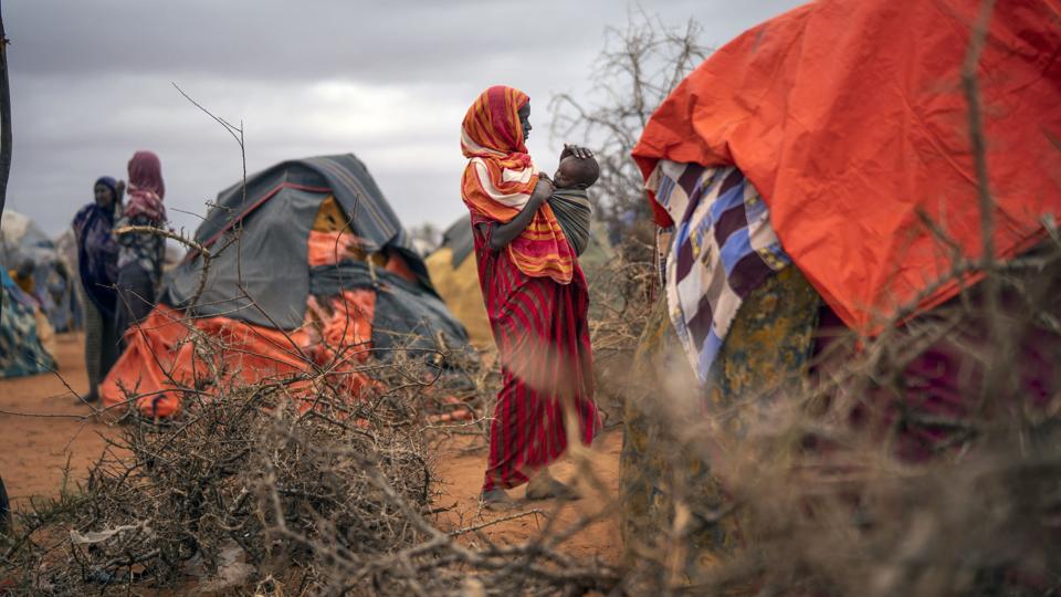 En somalisk kvinde ammer sit barn i en lejr for fordrevne i Somalia. Ifølge FN og det norske flygtningeråd er 3,8 millioner somaliere fordrevet fra deres hjem på grund af konflikt, tørke eller oversvømmelse. (Arkivfoto). <i>Jerome Delay/Ritzau Scanpix</i>