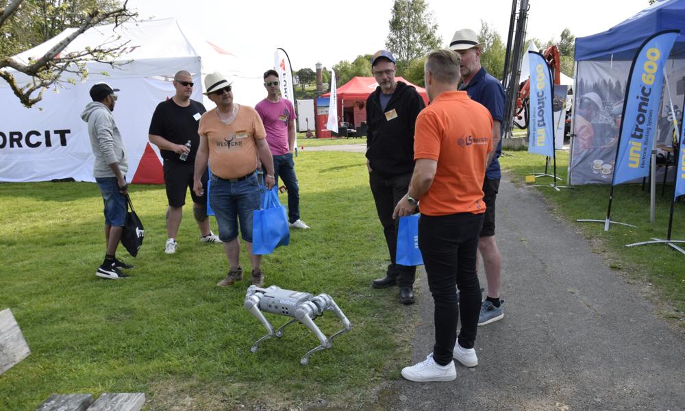 Rekordmånga besökare ville vara med på den lilla mässan. Rekordmånga besökare ville vara med på den lilla mässan.