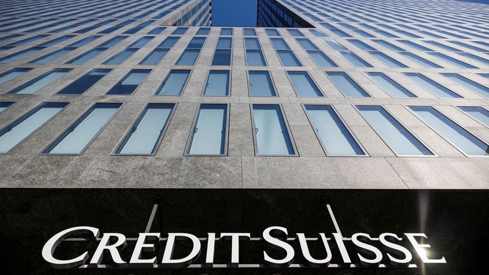 EU-Kommissionen godkender fusionen mellem nødlidende Credit Suisse og den rivaliserende schweiziske bank UBS. Fusionen giver ikke problemer med konkurrencen på det europæiske marked, lyder vurderingen. <i>Pierre Albouy/Reuters</i>