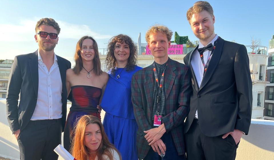 Afgangselever fra Den Danske Filmskole har vundet en talentpris ved den store internationale filmfestival i Cannes. Her ses de efter sejren torsdag aften. (Privatfoto). <i>Privatfoto/Free</i>