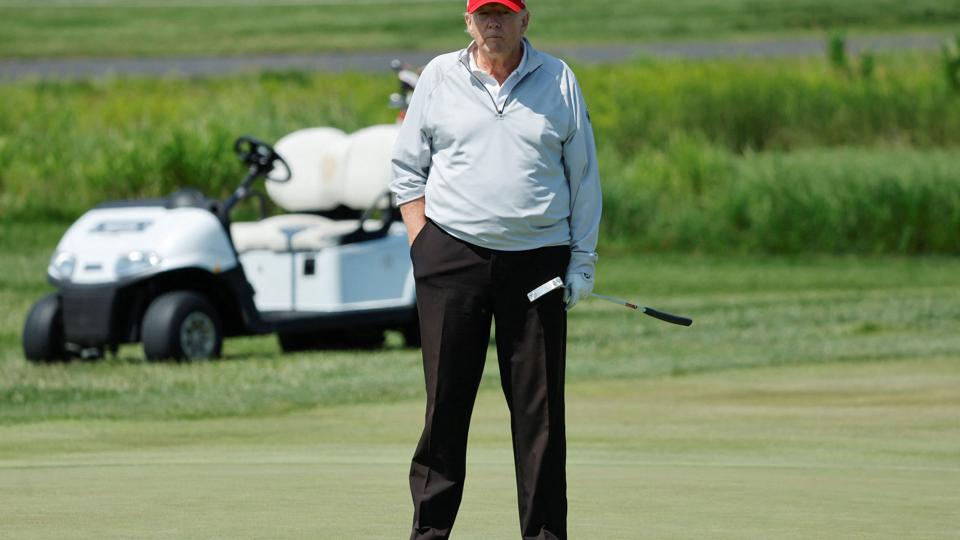 Donald Trump deltog torsdag i Pro-Am-turneringen på hans golfklub i Virginia. Samme dag kan Washington Post bringe nye oplysninger om fortrolige dokumenter i hans hjem i Florida. <i>Jonathan Ernst/Reuters</i>