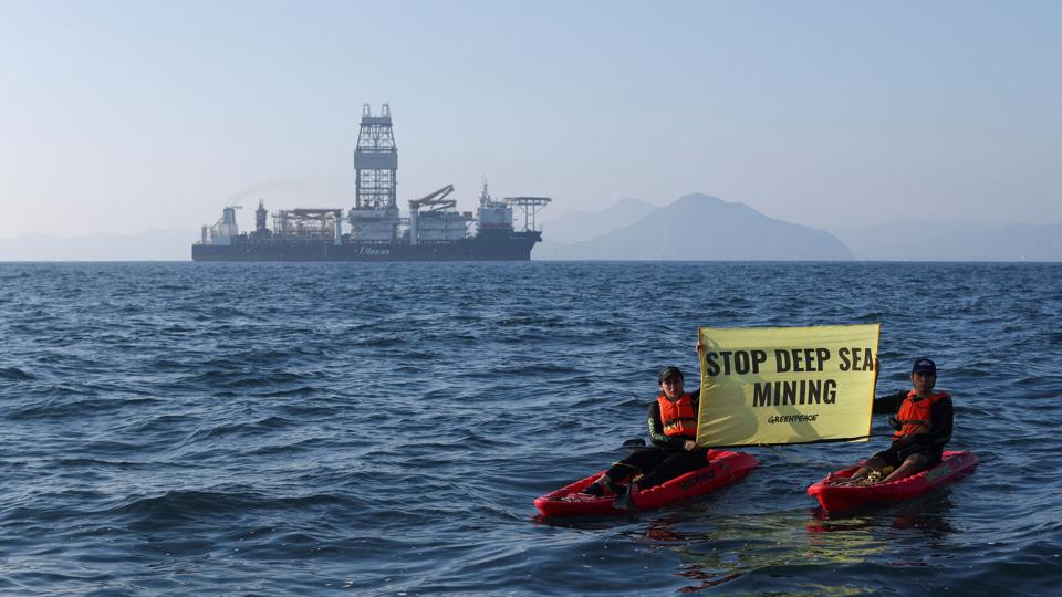 Aktivister fra Greenpeace demonstrerede i november sidste år mod minearbejde på havbunden i Clarion-Clipperton-zonen. <i>Gustavo Graf Maldonado/Reuters</i>
