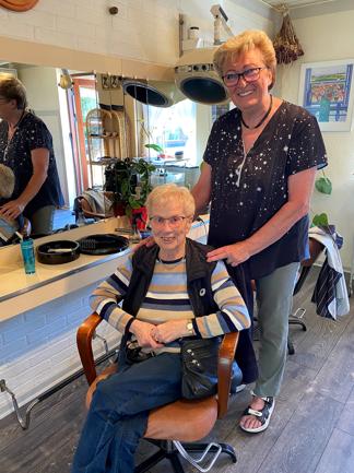 Den jubilerende frisør, Anette Larsen, med sin kunde gennem 50 år, Karen Margrethe Thomsen.