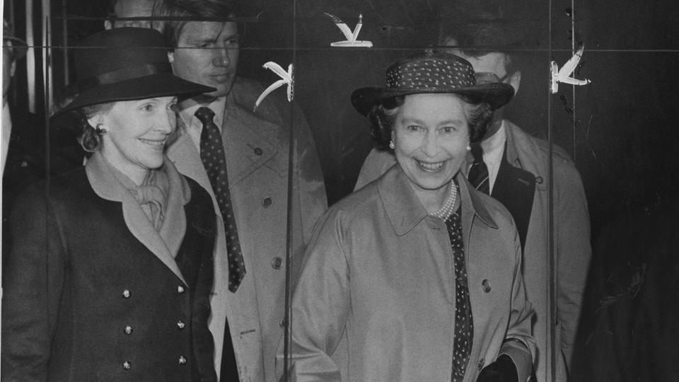 Dronning Elizabeth (til højre) sammen med USA's daværende førstedame, Nancy Reagan (til venstre), under sit besøg i San Francisco i 1983. (Arkivfoto). <i>Michael Maloney/Ritzau Scanpix</i>