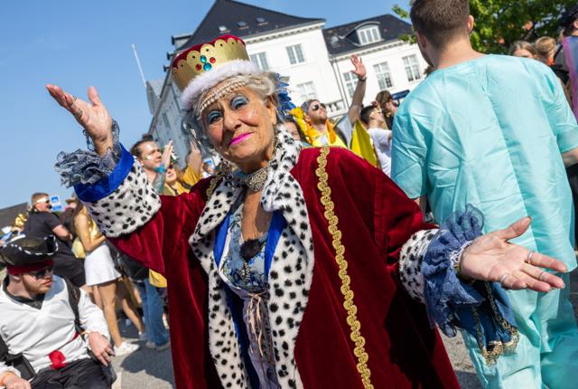 Så skal der festes! Aalborg Karneval 2023, her karnevalsdronningen Judith i feststemning.