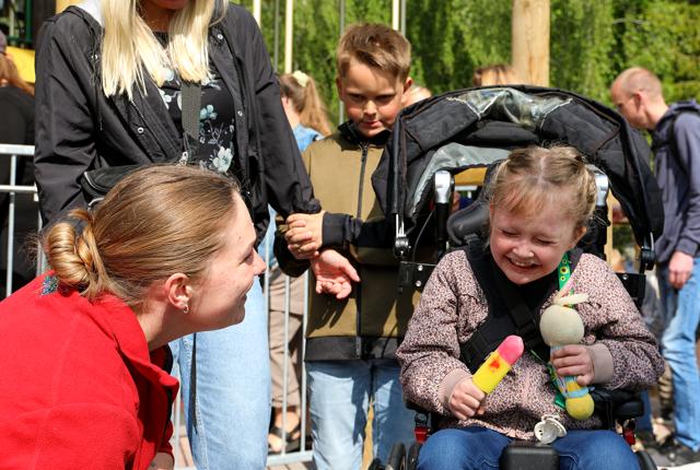 Fem-årige Mica, som er kørestoilsbruger, indviede den ny karrusel, Rundrejsen, i Fårup.