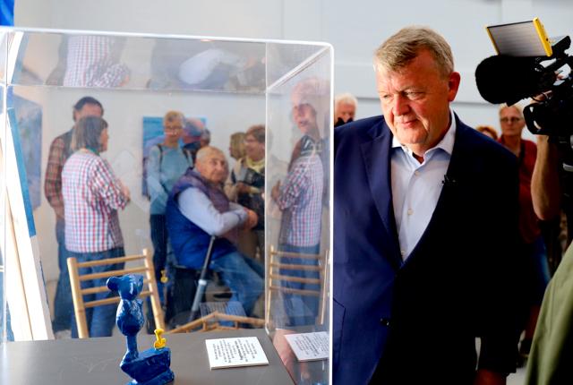 Udenrigsminister Lars Løkke Rasmussen har stor sympati for arbejdet i Familiehuset ved Skejby Sygehus og valgte også at bruge tid på at sætte fokus på bamsesklupturen, da han åbnede Iia Madsens udstilling i Skagen.