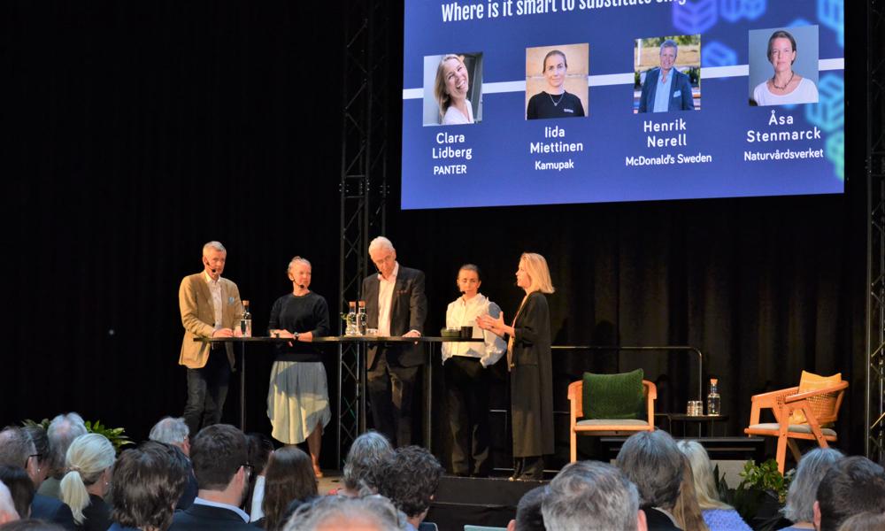 Paneldiskussion vid Pack Point Nordic med Henrik Nerell, Åsa Stenmarck, Per-Stefan Gersbro, Iida Miettinen och Clara Lidberg. 