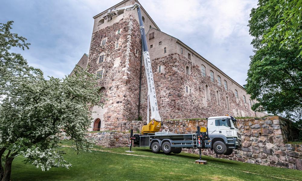 En af de Jalo & Jalo-lifte, der nu indgår i det fælles Joint Venture, JaloBMS, på servicearbejde ved finsk kirketårn. En af de Jalo & Jalo-lifte, der nu indgår i det fælles Joint Venture, JaloBMS, på servicearbejde ved finsk kirketårn.