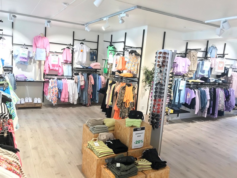 Tøjbutik åbner i gågaden med fest og farver | Frederikshavn