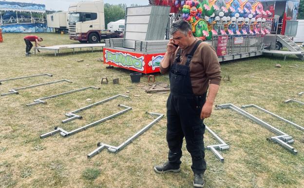 Vasile var onsdag kommet bagud med opstilling af sit tivoli, og pludselig ville politiet have ham ud til kontrol.  <i>Foto: Jakob Gammelgaard </i>