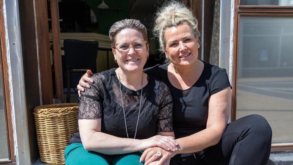 Anna Lund og veninden Elisabeth Amtoft Bredkær - kaldet Lisser - står bag den nye Cafe LA. L for Lisser og A for Anna. <i>Foto: Bente Poder</i>