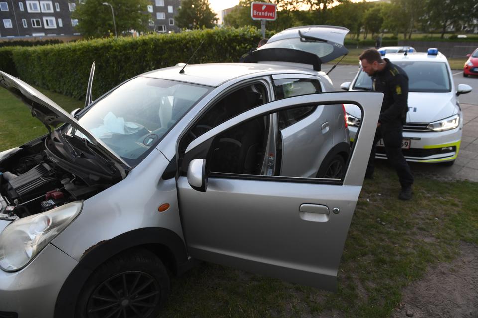 Fire patruljevogne fra Nordjyllands Politi deltog onsdag aften i en biljagt i Nørresundbys gader. Biljagten stoppede her på Strubjerg i Nørresundby. <i>Foto: Jan Pedersen</i>