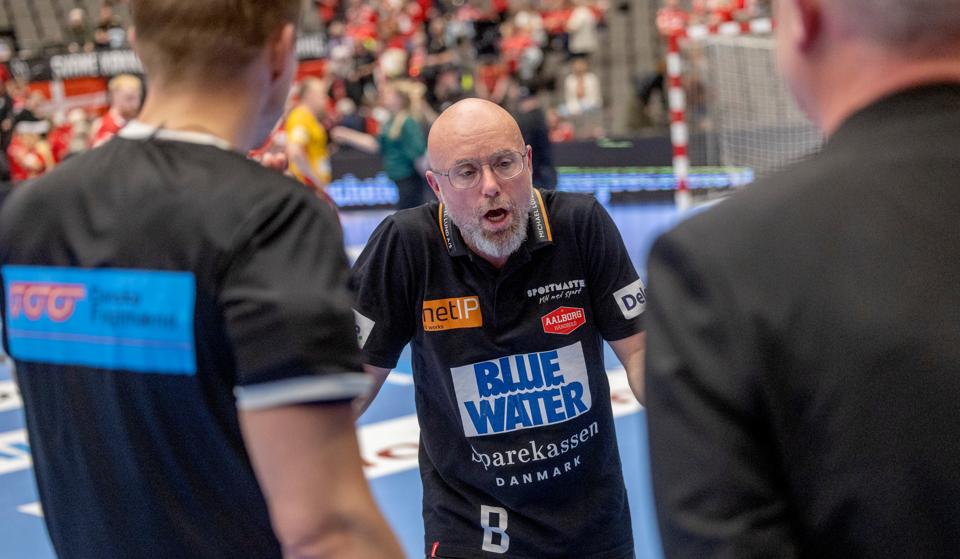 Aalborg-træner Stefan Madsen savnede et frikast i slutfasen, hvor GOG i stedet fik straffe og scorede sejsmålet. <i>Foto: Lars Pauli</i>