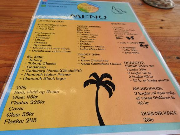 Der er en stor menu kort på Mikkis Strand Cafe.