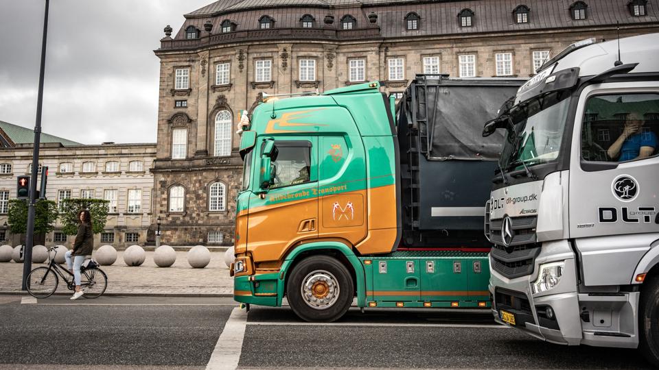 I maj holdt mange lastbiler stille foran Christiansborg, hvor chaufførerne udtrykte deres utilfredshed med den kommende kilometerafgift. Den blev vedtaget torsdag i Folketinget. (Arkivfoto). <i>Emil Nicolai Helms/Ritzau Scanpix</i>