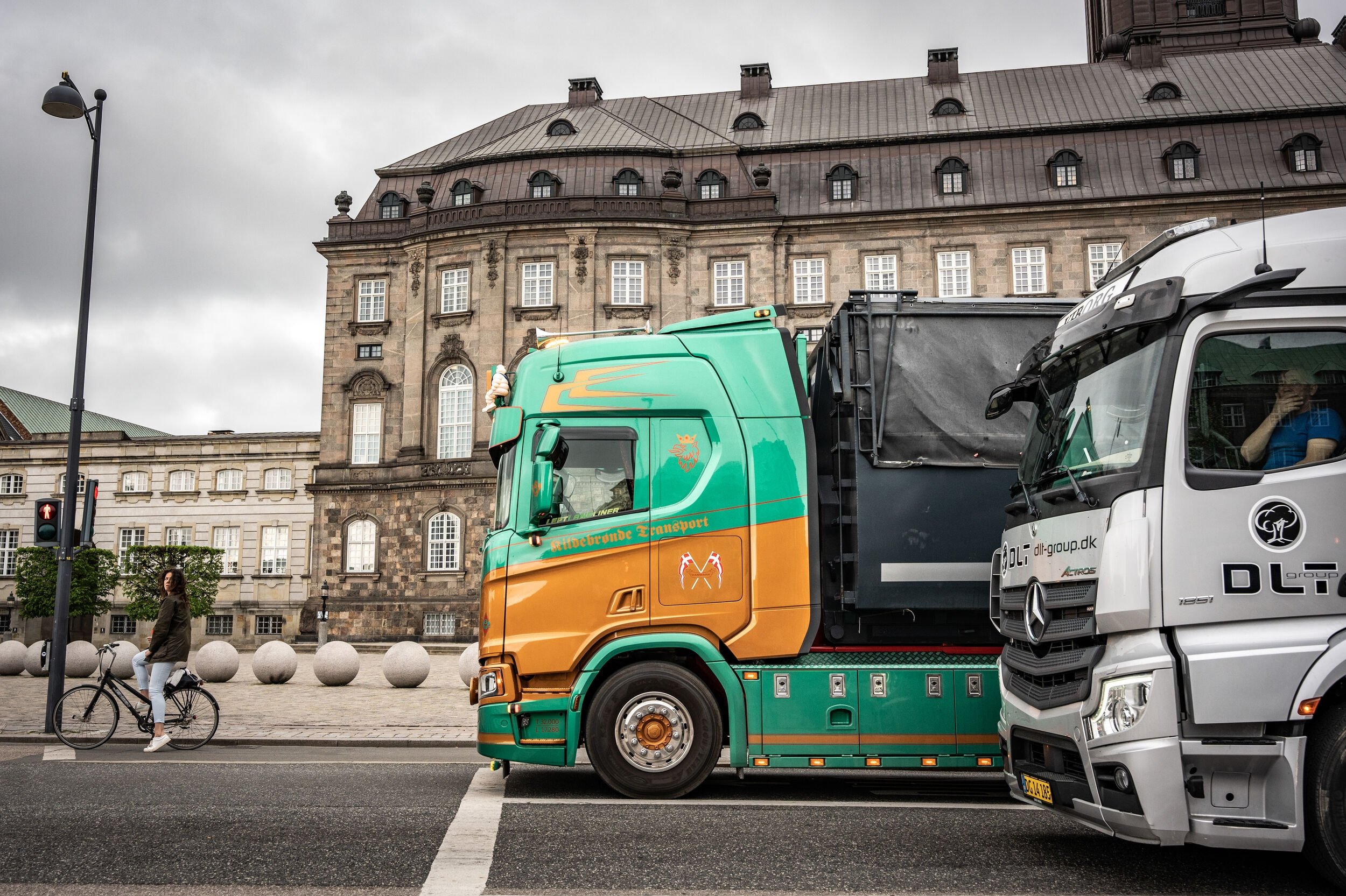 Folketinget vedtager omstridt lov om vejafgift for lastbiler