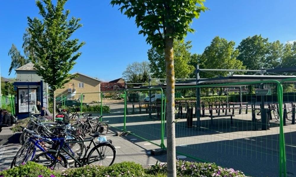 En randbebyggelse på fire etager skal indeholde 90 lejligheder. En randbebyggelse på fire etager skal indeholde 90 lejligheder.