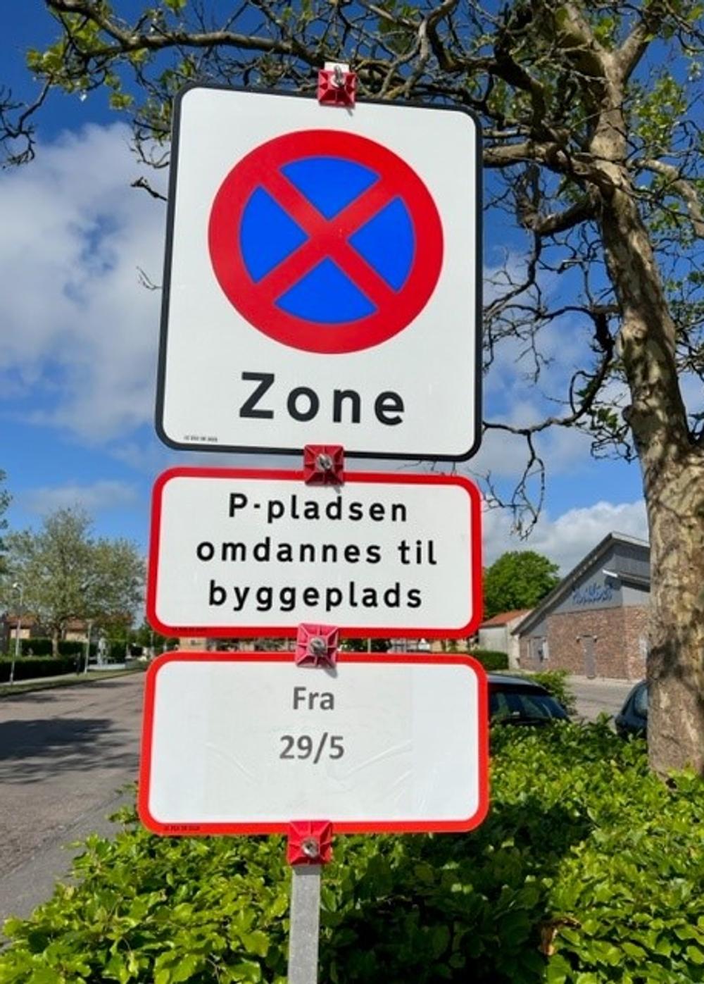 De mange forbipasserende bliver mødt med skilte-beskeden: De mange forbipasserende bliver mødt med skilte-beskeden: