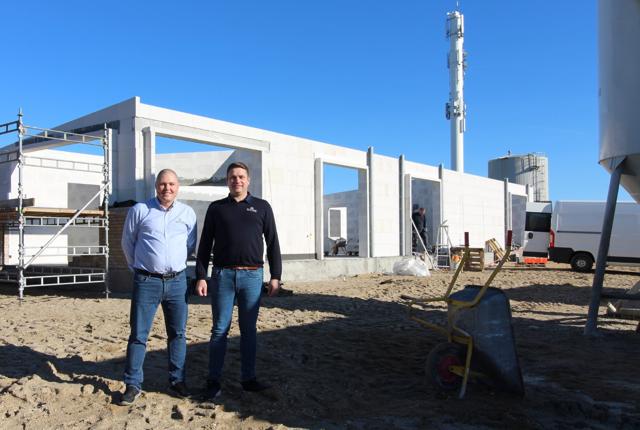 Sol og strand bygger nyt kontor i Klitmøller - og der kan ske meget på kort tid. Nu er byggeriet afsluttet og i næste uge er alt klar i det nye bureau ved indkørslen til Klitmøller