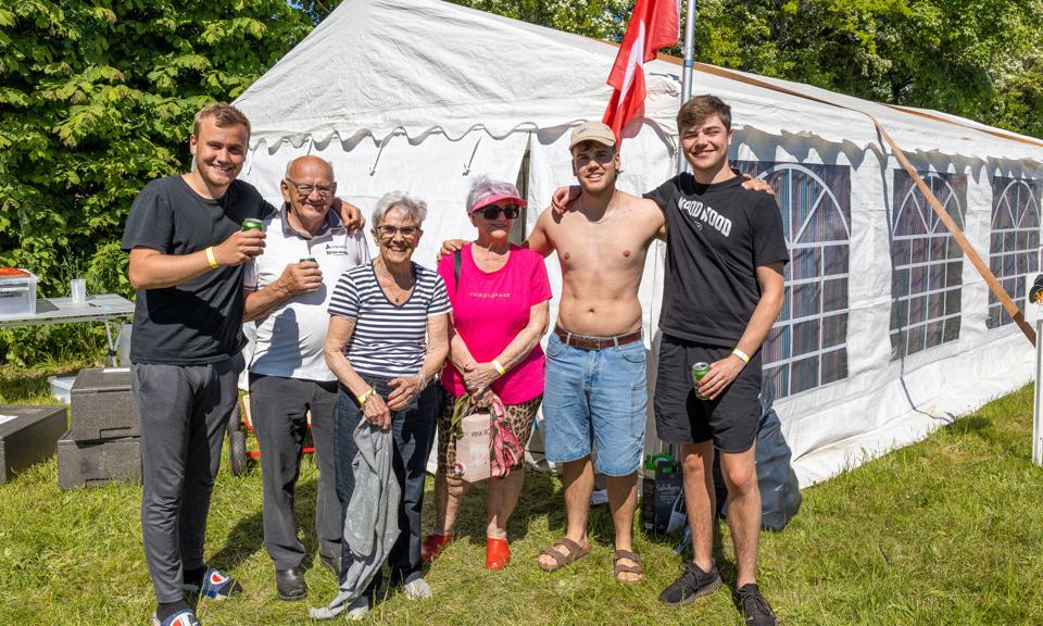 Nielsen-klanen mødes hvert år på tværs af generationer til fælles campingferie på Hjallerup Marked, og de er mange - rigtigt mange. I år fylder de 17 campingvogne, og nogle af de unge sover i telt. <i>Foto: Kim Dahl Hansen</i>