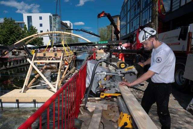De tre hold havde syv timer til at færdiggøre deres projekt og rejse deres bro, da konkurrencen Verdens Vildeste brobyggere fredag blev afholdt i Aalborg.