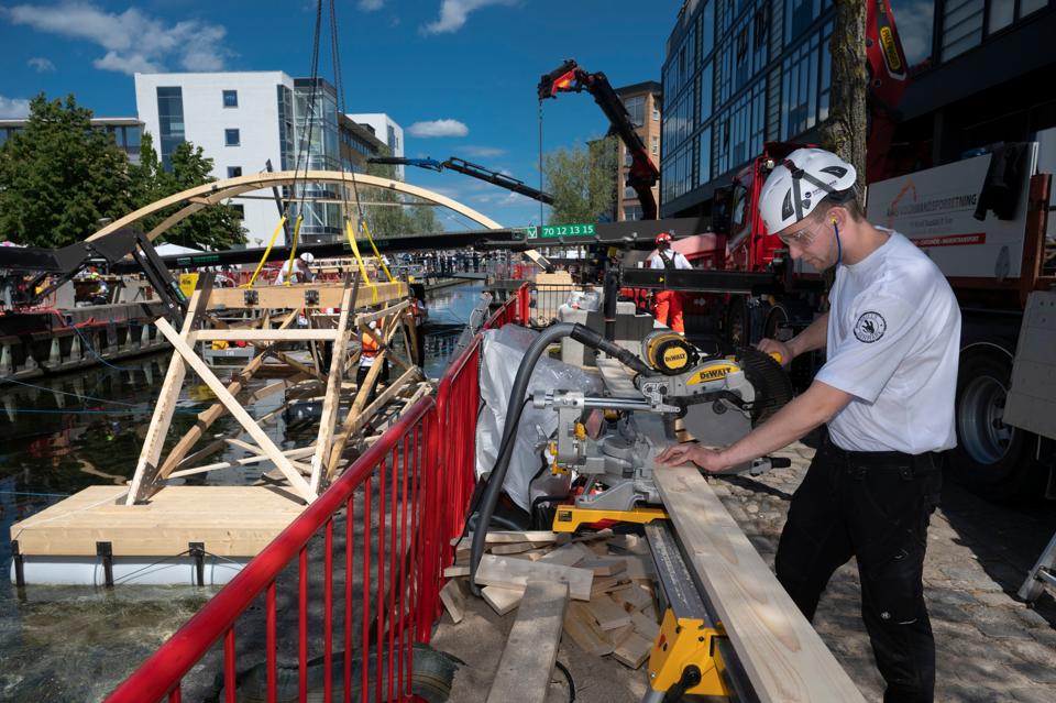 De tre hold havde syv timer til at færdiggøre deres projekt og rejse deres bro, da konkurrencen Verdens Vildeste brobyggere fredag blev afholdt i Aalborg. <i>Foto: Lars Horn / Baghuset</i>