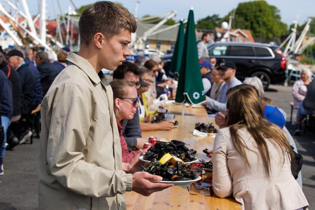En af årets helt store begivenheder på Mors, Skaldyrsfestivalen, foregår lørdag. Der ventes mange tusinde gæster på havnen i Nykøbing, hvor der er masser af boder med dampende muslinger, anretninger med østers, musik, sjov for børn med mere.
Nykøbing Mors 3. juni 2023
