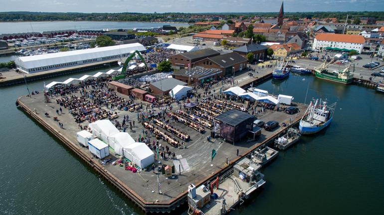 En af årets helt store begivenheder på Mors, Skaldyrsfestivalen, foregår lørdag. Der ventes mange tusinde gæster på havnen i Nykøbing, hvor der er masser af boder med dampende muslinger, anretninger med østers, musik, sjov for børn med mere.
Nykøbing Mors 3. juni 2023