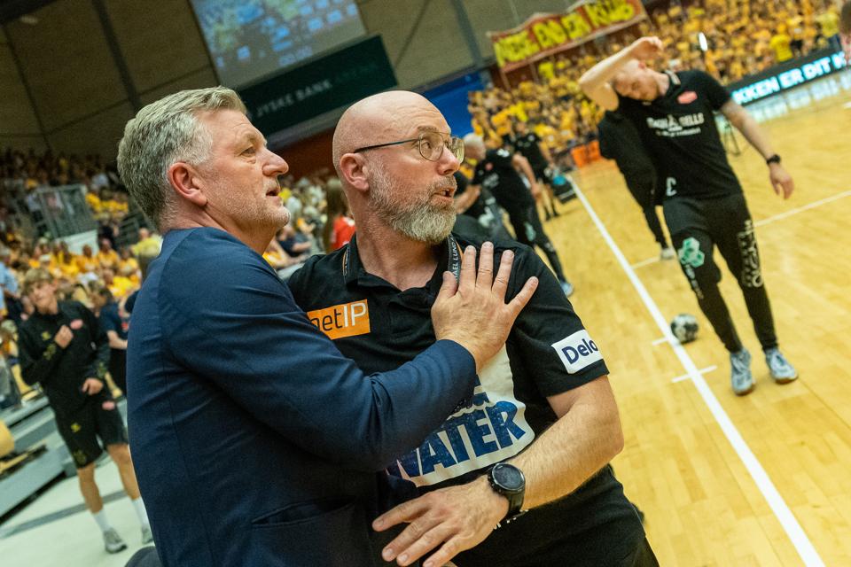 Direktør Jan Larsen (tv.) og cheftræner Stefan Madsen (th.) kan glæde sig over, at Aalborg Håndbold også skal spille Champions League i den kommende sæson. <i>Arkivfoto: Henrik Bo</i>