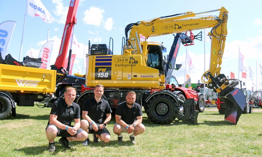 Makkerparret Jakob Lund Petersen og Christoffer Jensen driver sammen JA-CH Entreprenør ApS i Regstrup ved Holbæk. Efter dyrskuet får de leveret en Komatsu PW158-11 spækket med udstyr og tilbehør samt entreprenørvogn. Her er det Christoffer Jensen til venstre, maskinfører Mathias Moesgaard og Jakob Lund Petersen. Makkerparret Jakob Lund Petersen og Christoffer Jensen driver sammen JA-CH Entreprenør ApS i Regstrup ved Holbæk. Efter dyrskuet får de leveret en Komatsu PW158-11 spækket med udstyr og tilbehør samt entreprenørvogn. Her er det Christoffer Jensen til venstre, maskinfører Mathias Moesgaard og Jakob Lund Petersen.