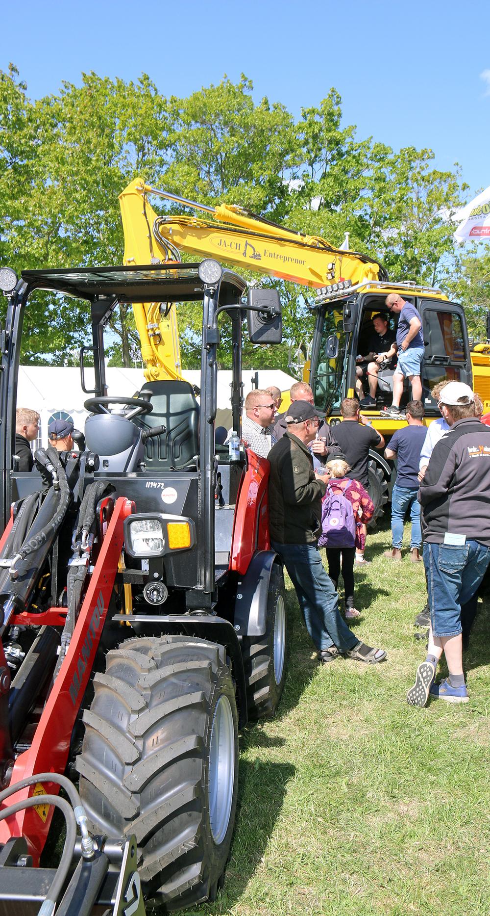 Voldsom trængsel og alarm mellem røde Manitou- og gule Komatsu-maskiner hos Scantruck. Voldsom trængsel og alarm mellem røde Manitou- og gule Komatsu-maskiner hos Scantruck.