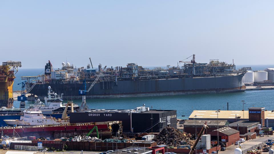 Det kæmpestore skib Zafiro Producer er 331,5 meter lang, 56 meter bred og har en dybgang på 26,4 meter. Der skal arbejdes 12-18 måneder på at gøre skibets dele genanvendelige. <i>Foto: Kim Dahl Hansen</i>